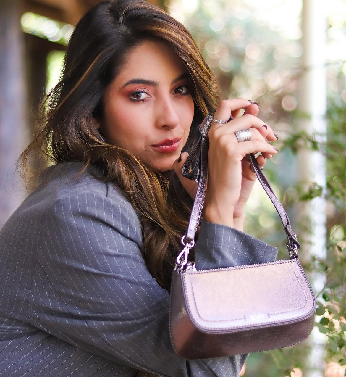 Jessica com bolsa rosé e blazer