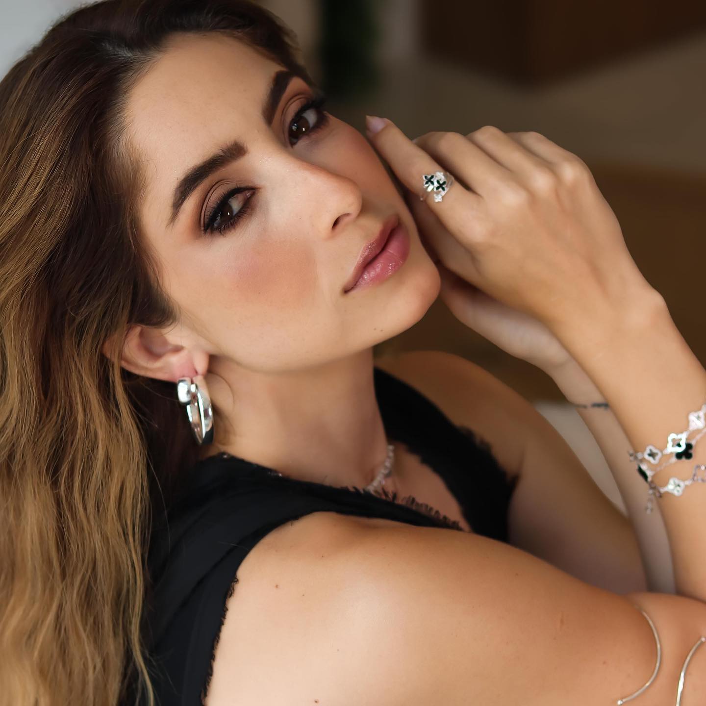 Jessica em close com joias e vestido preto